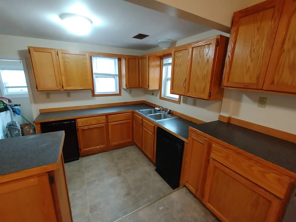 302 W 3rd St — Photo 3