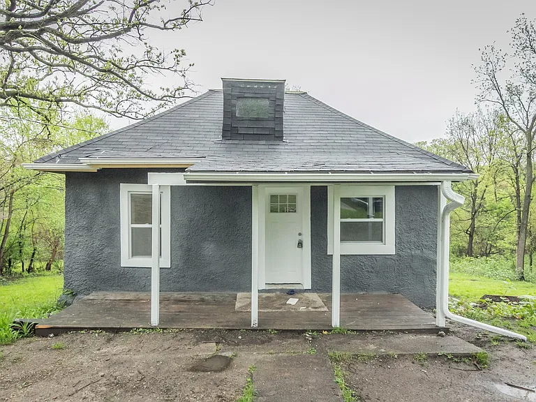 338 E Pleasant View Dr — Photo 2