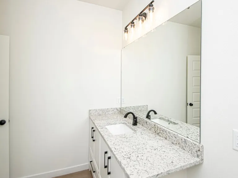 304 SW 4th St — Photo 8
