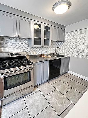 2nd image of 150 Hawthorne St APT 2R