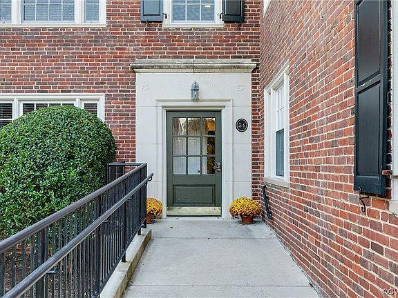2nd image of 34 W Locke Ln #U4