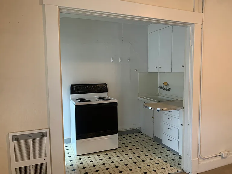 Third Avenue Apartments — Photo 11