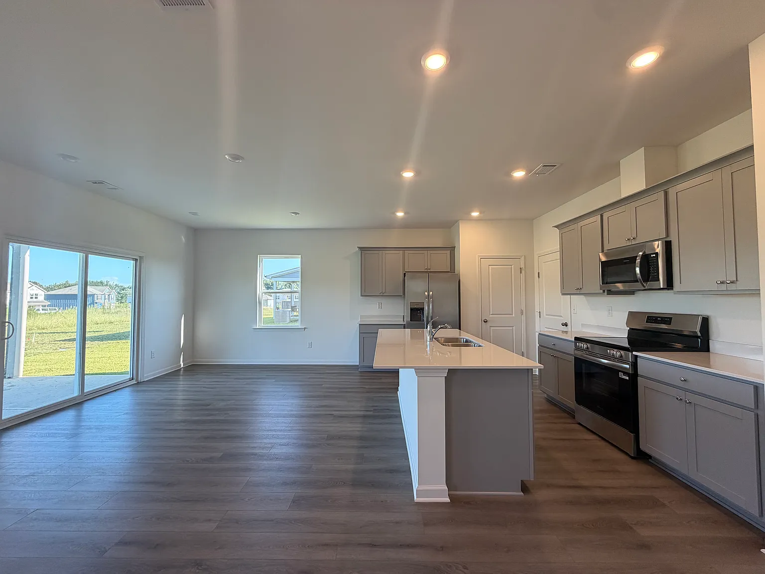 4 bed, 2.5 bath, 2001 sqft, $2,350 — Photo 4