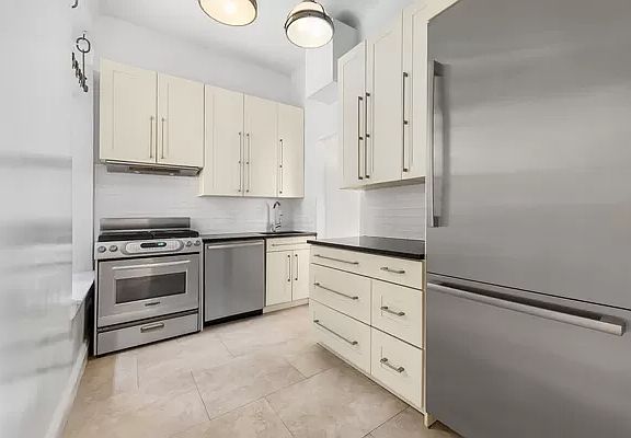 3rd image of 318 W 100th St APT 1C