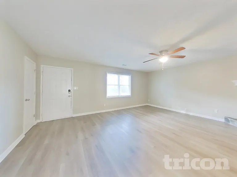 211 Robin Ln — Photo 4