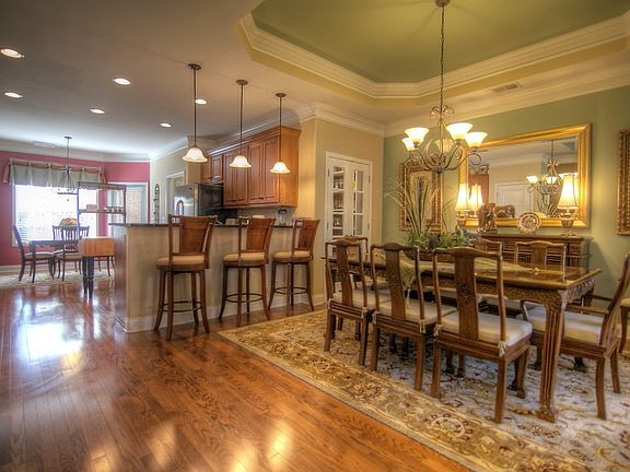 FormalDiningRm-WalkInPantry