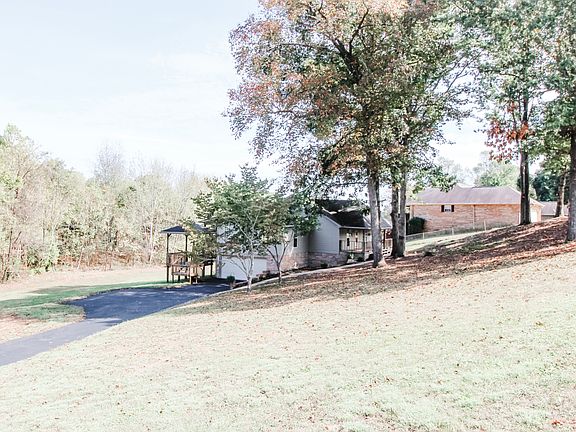 Side yard with driveway 
