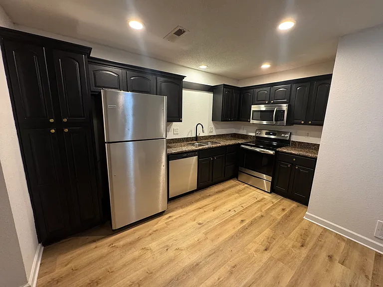 820 SW Peach Tree Ln — Photo 3