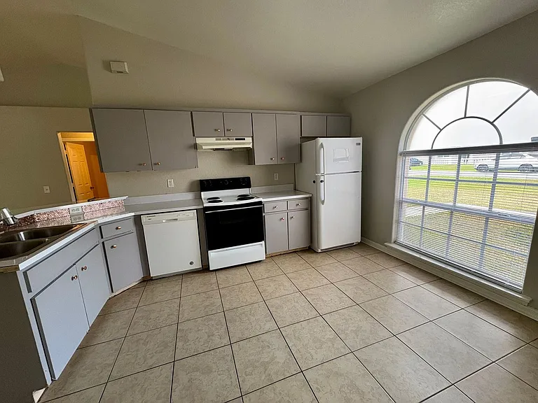 609 Tamarin Ln — Photo 11