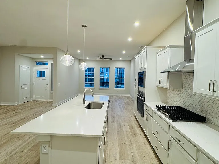 812 Templeton Dr — Photo 3