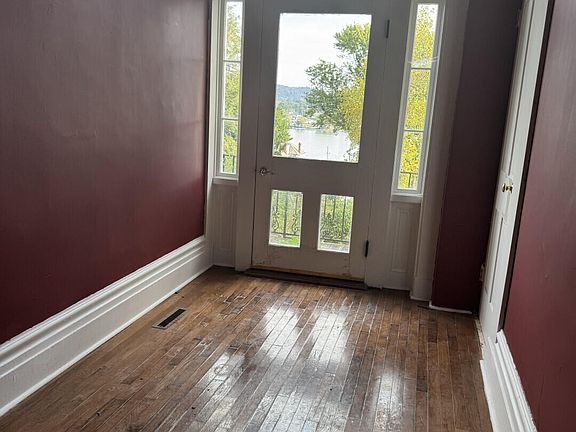 3rd image of 315 W 3rd St