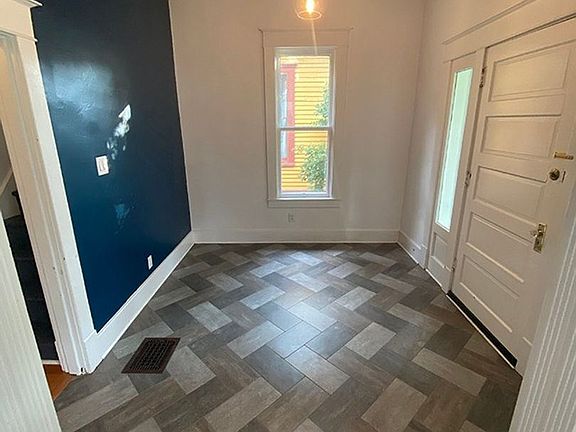 4th image of 460 E Lee St