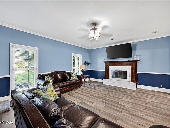 3rd image of 556 Commanche Pl