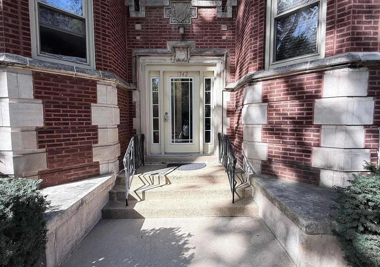 Half Month Rent Free! Beautiful 2 Bed / 2 Bath Condo | In-Unit Laundry | Rogers Park | Move In By... — Photo 2