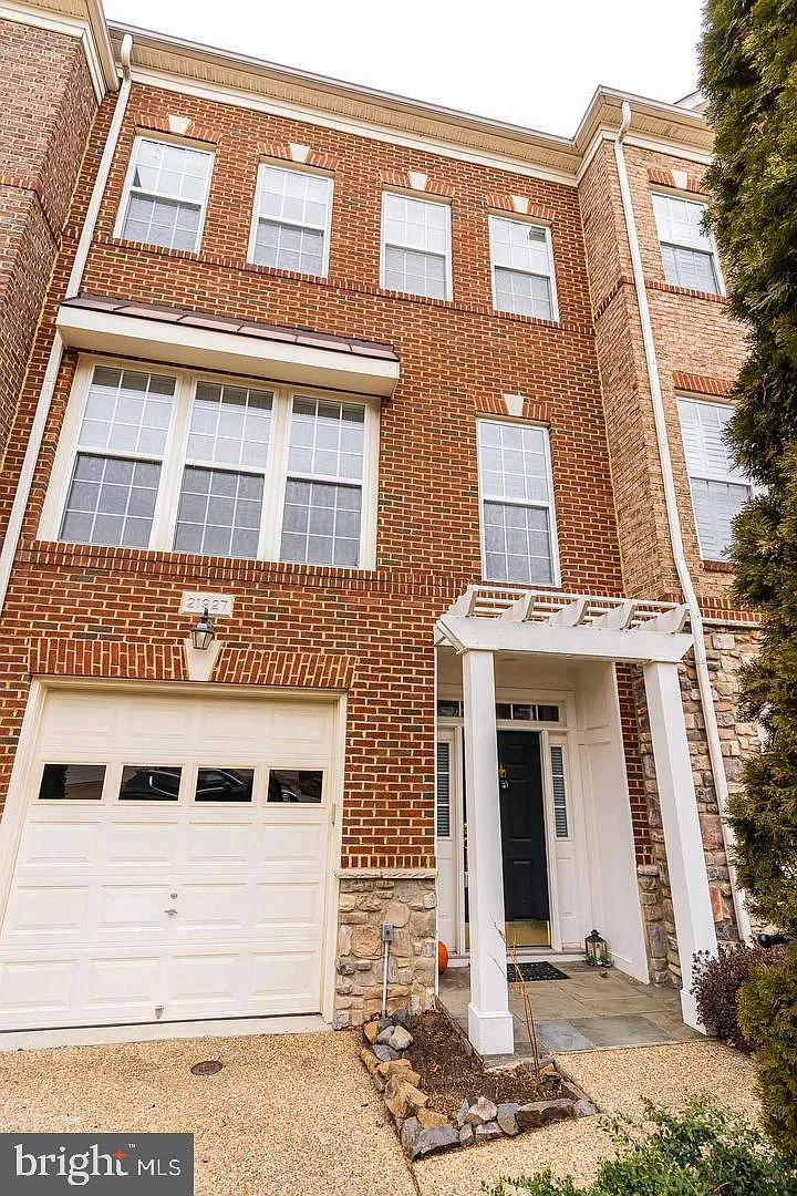3 bed, 3.5 bath, 2264 sqft, $2,950 — Photo 1