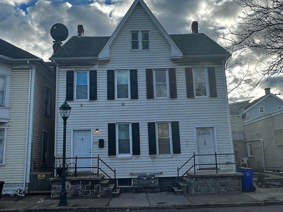 2nd image of 207-209 E Washington St
