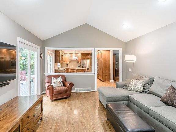 4th image of 10 Summerfield Cir