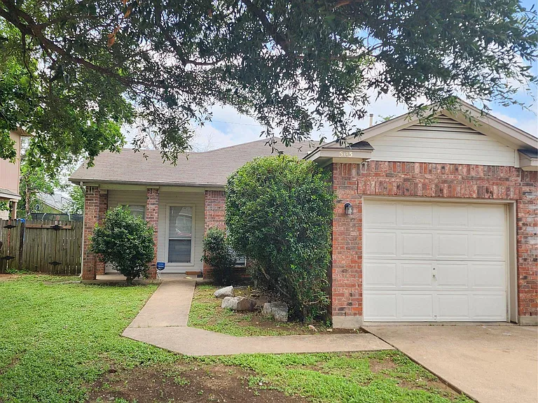 503 Gregory Ct — Photo 2