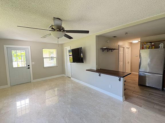 4th image of 1028 Lake Palms Dr