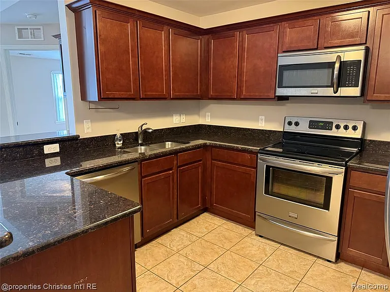 8413 Heywood Cir — Photo 3