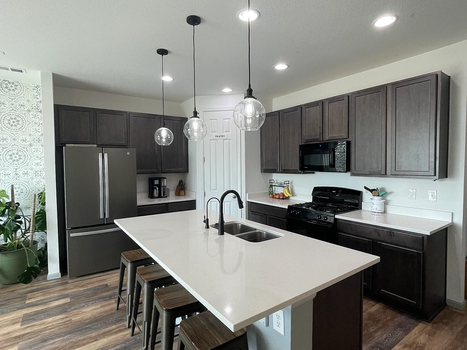 3 bed, 1450 sqft, $2,350 — Photo 3