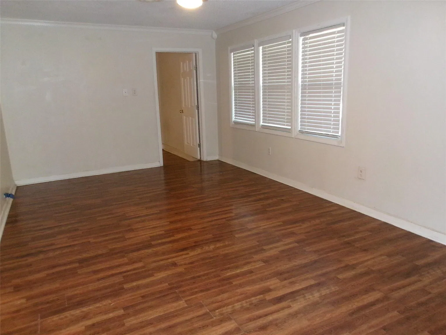 3 bed, 1.0 bath, 1002 sqft, $1,499 — Photo 3