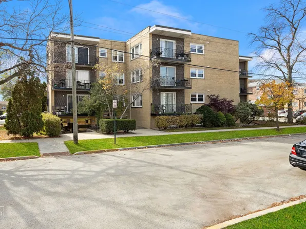 4735 Grove St APT 202, Skokie, IL 60076