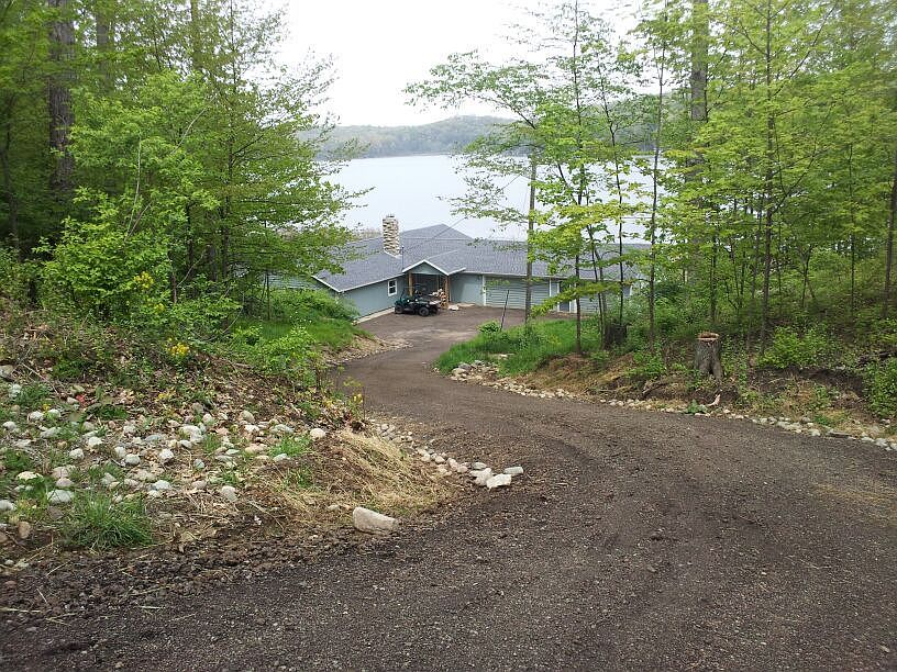 Private Drive to House/Lake