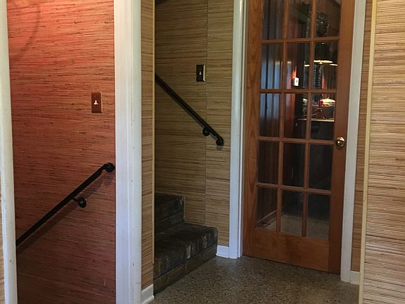 ENTRY TO LIVING / DEN
