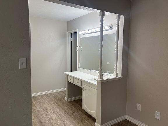 5th image of 2821 Dickens Ln