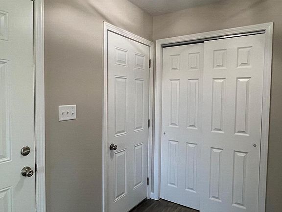 4th image of 987 Greenbrier Rd #104