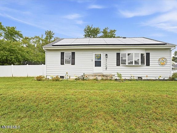 2nd image of 552 Lloyd Road