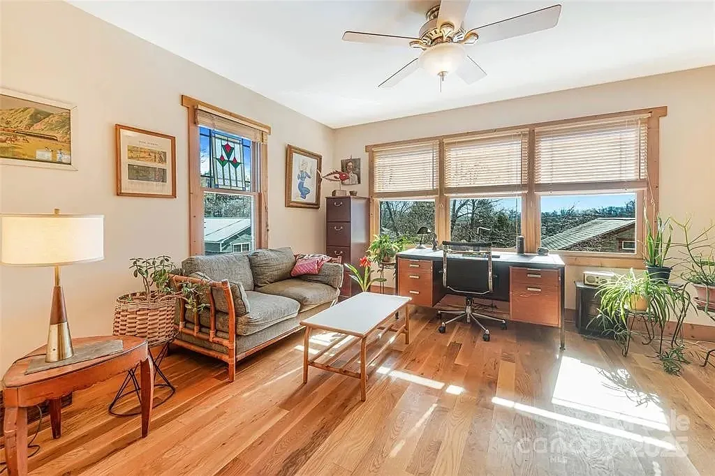 3 bed, 2775 sqft, $950 — Photo 3