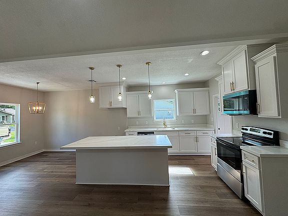 Kitchen & Dining