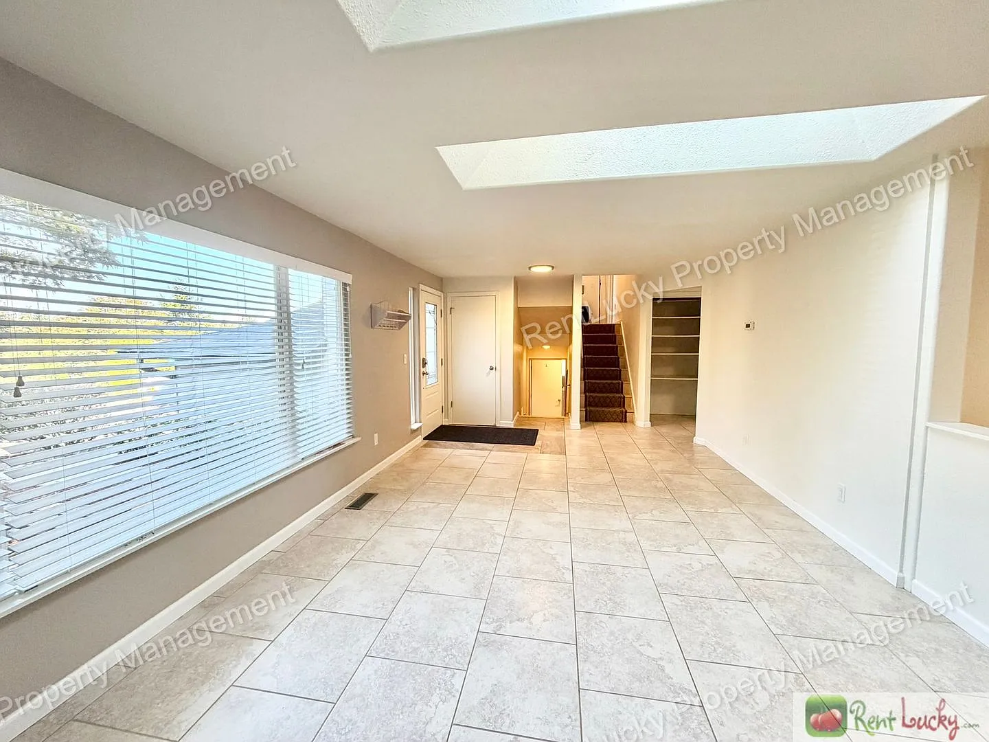 Amazing 3 Bedroom Home in Federal Way with Massive Backyard and Family Room! — Photo 2