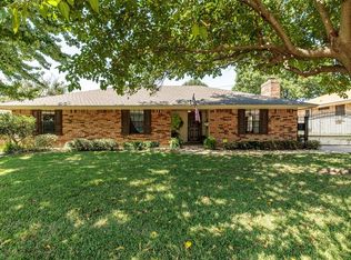 305 Pebblestone Dr, Benbrook, TX 76126