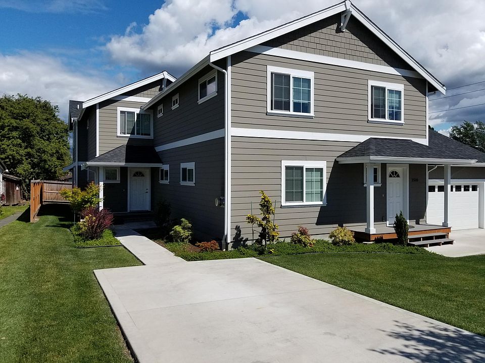 Front entry. 2512 is the unit on the left