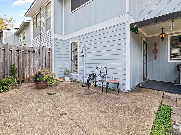 3rd image of 16 Phlox Dr