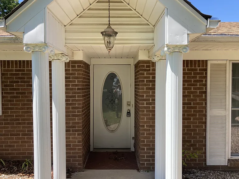927 Skyline Dr — Photo 3