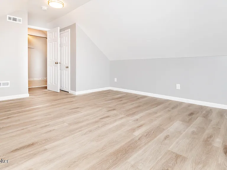 204 W Warfield St — Photo 20