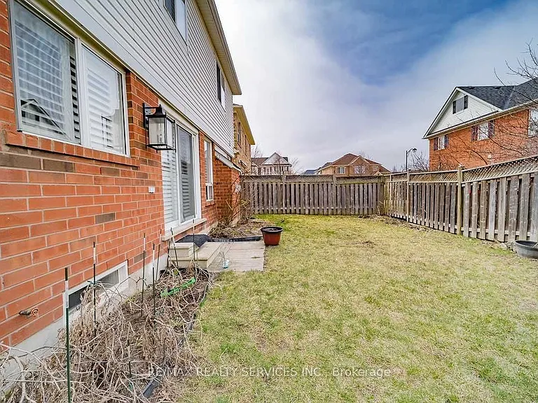 993 Huffman Cres — Photo 5