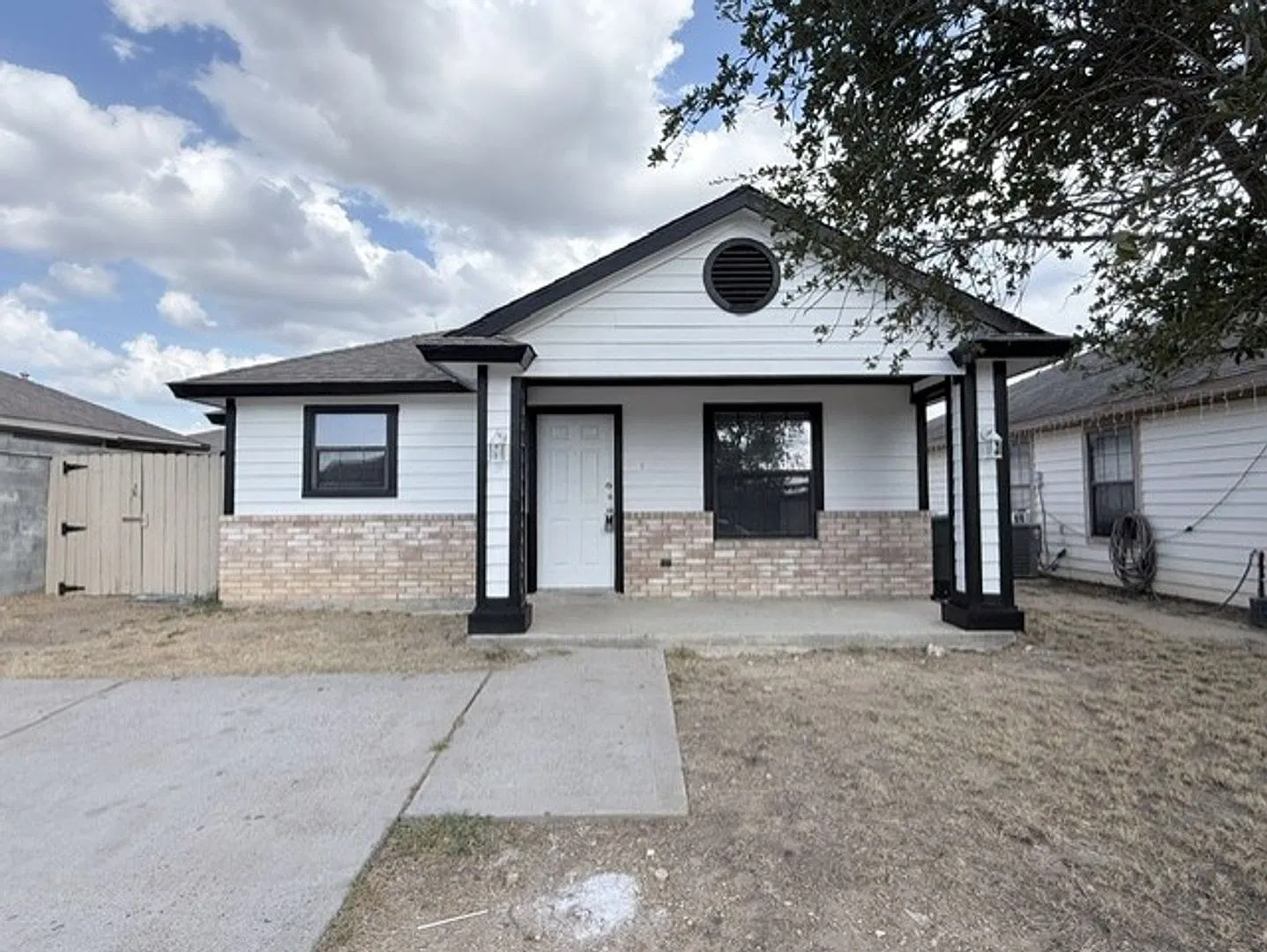 Santa Fe Subdivision! Three Bedroom — Photo 1