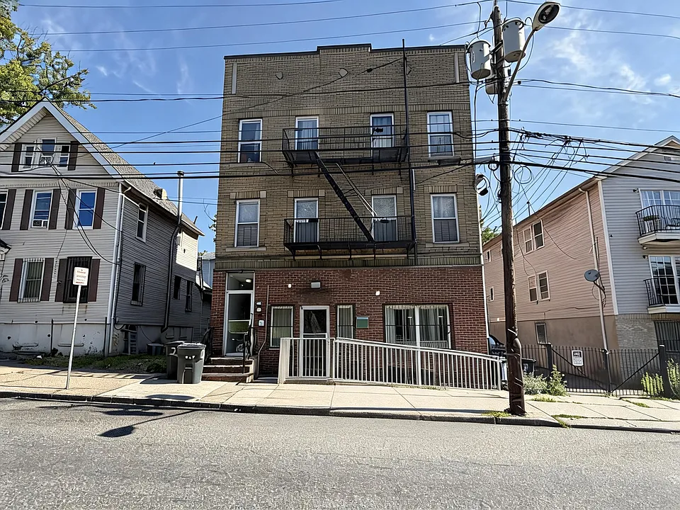 223 Hawthorne Ave #3
