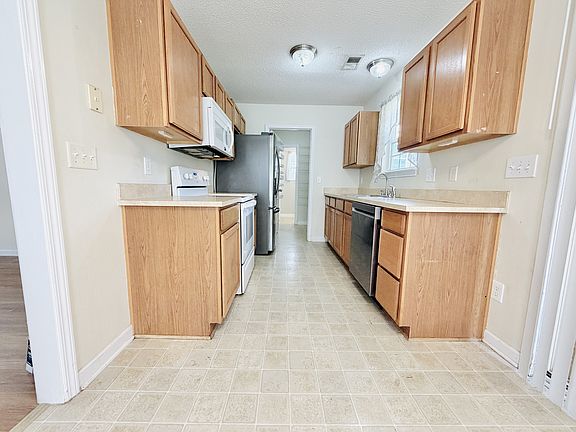 5th image of 517 Turkey Pointe Ln