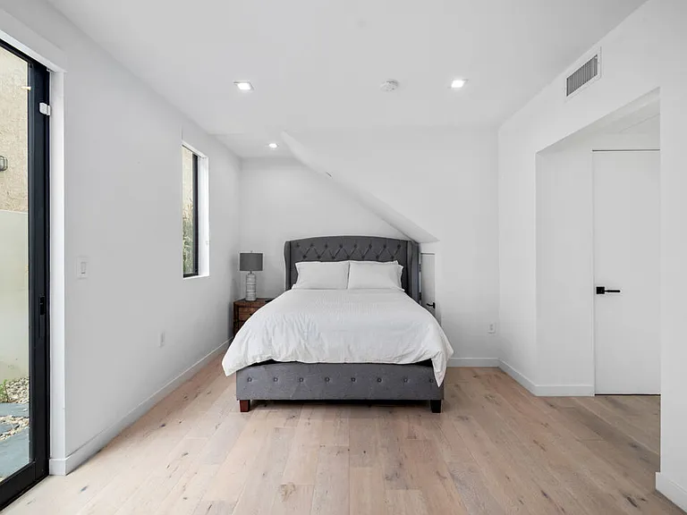 2435 S Penmar Ave — Photo 38