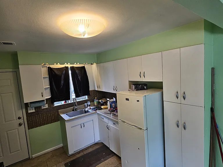 335 W Yale Ave — Photo 8