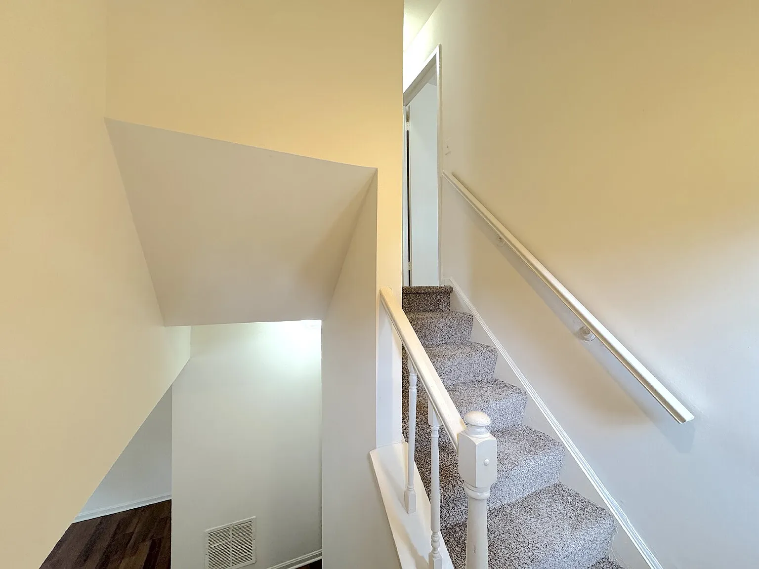 2 bed, 1.0 bath, 986 sqft, $1,900 — Photo 2
