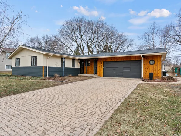 3704 W Lee St, McHenry, IL 60050