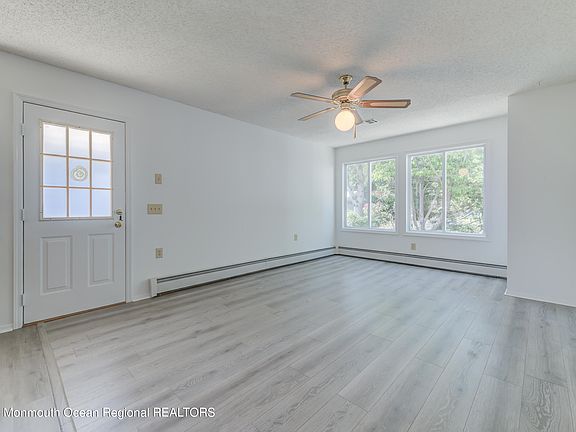 4th image of 33 Kinkora Court W