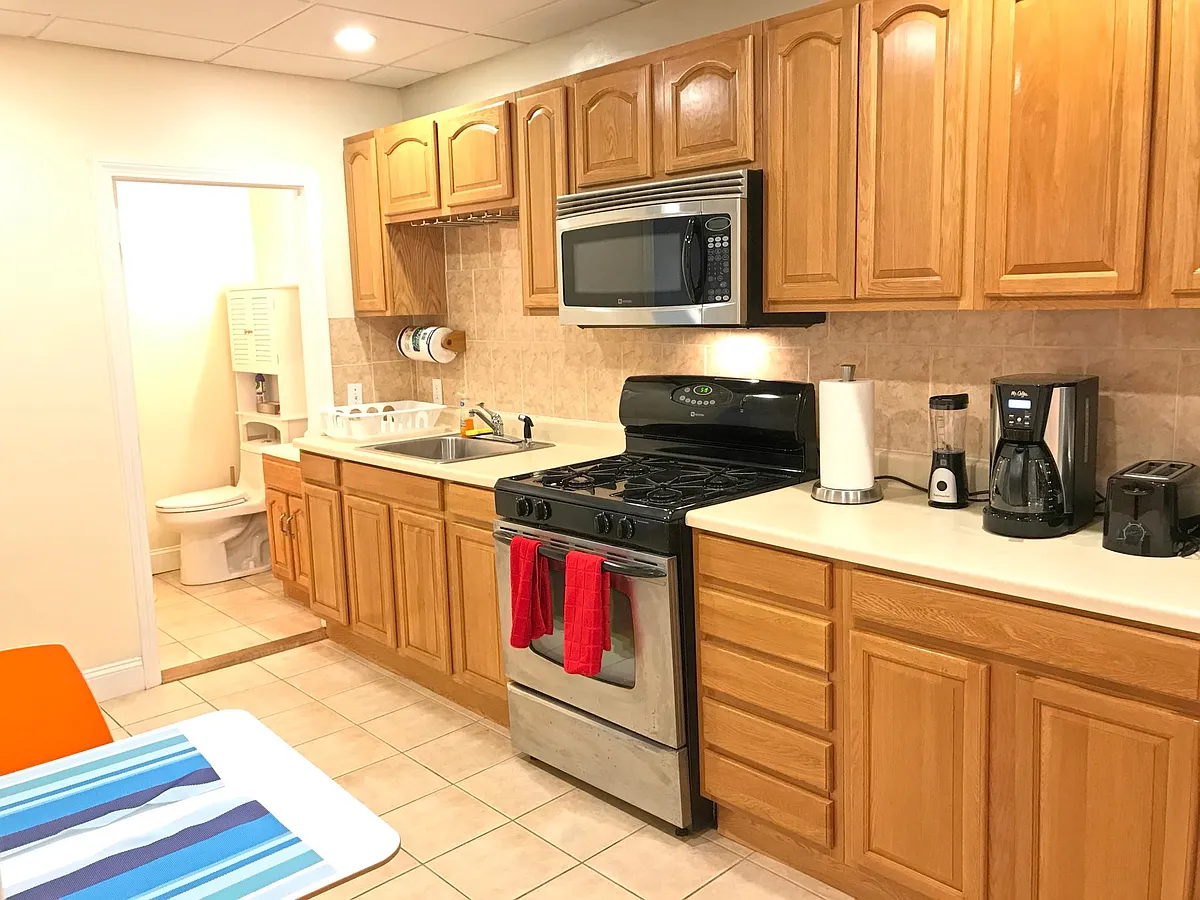 Building Photo - 130 W 8th St #2